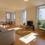 Castelo Superior Two Bedroom Apartment By Les Deux Mariettes